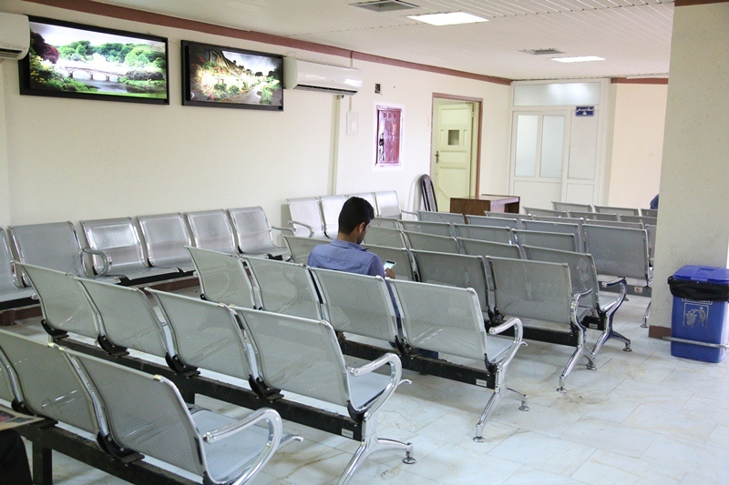 نمای داخلی سالن انتظار درمانگاه بیمارستان کنگان