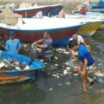 تصاویر جمع آوری زباله از اسکله کنگان توسط ملوانان
