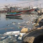 زباله های شناور در اسکله کنگان از بی مهری مردم و کم کاری مسئولین است+عکس