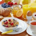 نخوردن صبحانه فرد را به سمت مصرف ریزه‌خواری بخصوص مصرف شیرینی‌ها می‌کشاند